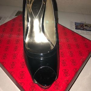 Opened toe pumps